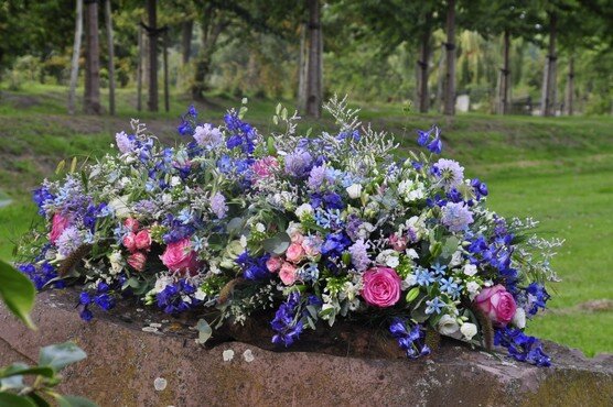 Veld bloemen arrangement